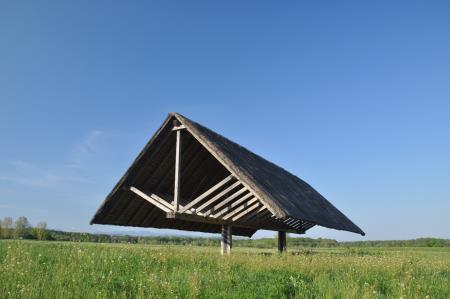 Slovenske arhitekturne znamenitosti: Lebdeča streha nad preteklostjo